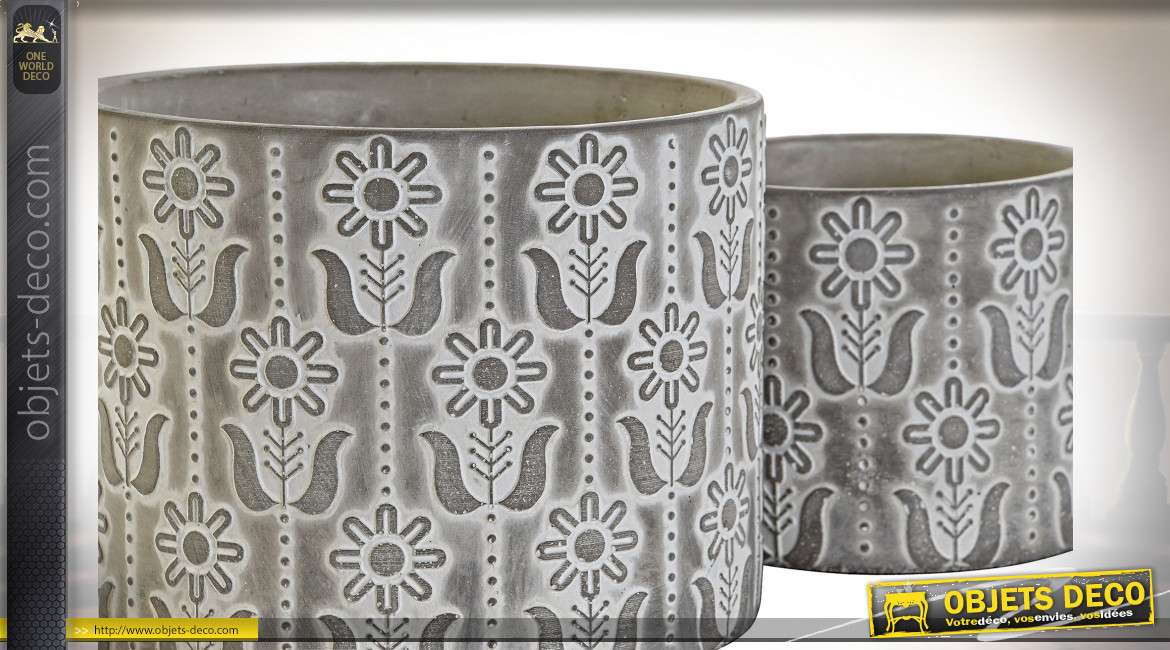 Série de deux caches-pots en ciments finition anthracite et blanchie, motifs de fleurs stylisées, Ø19cm