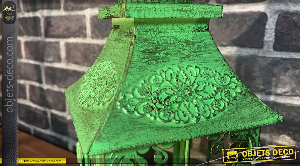 Lanterne en métal en forme de donjon de château fort, finition vert absinthe patiné vieux bronze, 41cm