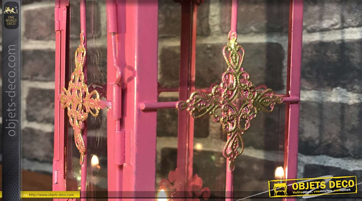 Lanterne en métal rose bonbon, bandes de strass brillants et patine doré ancien, esprit princesse, 40cm
