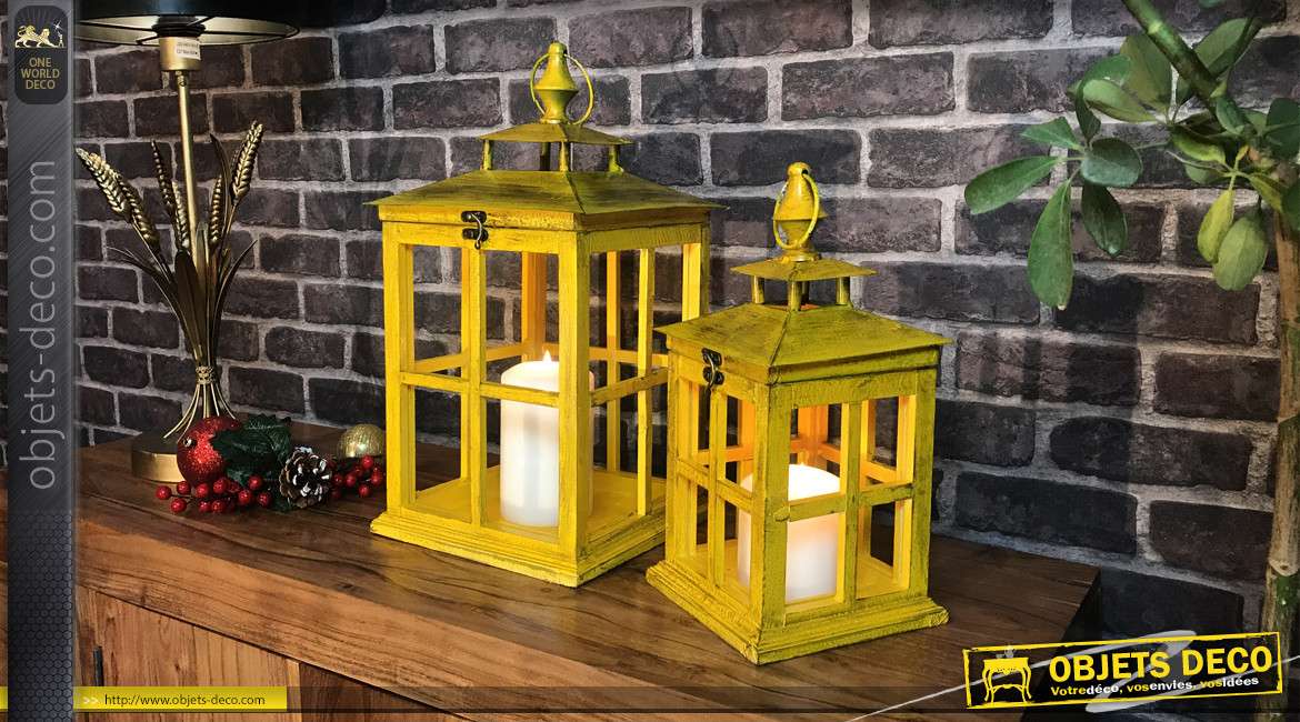 Série de deux lanternes en bois et métal de formes carrées, finition vieux jaune et reflets bronze effet ancien, 44cm