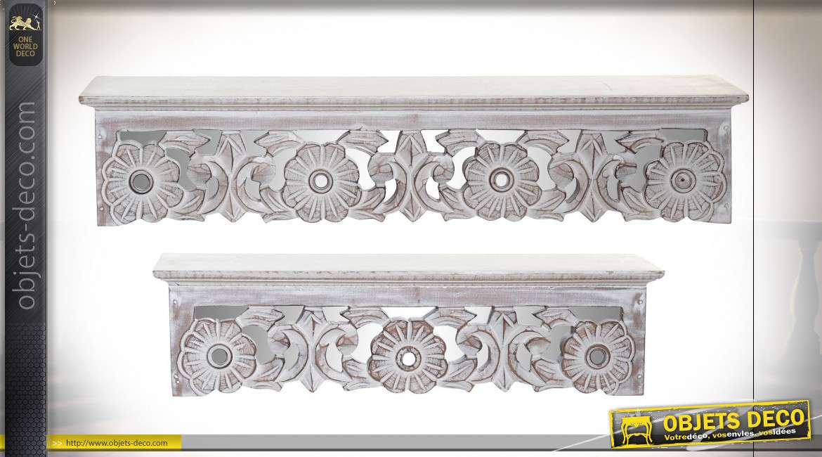 Série de deux étagères en bois sculpté de motifs fleuris, patine blanche vieillie style shabby chic, 60cm