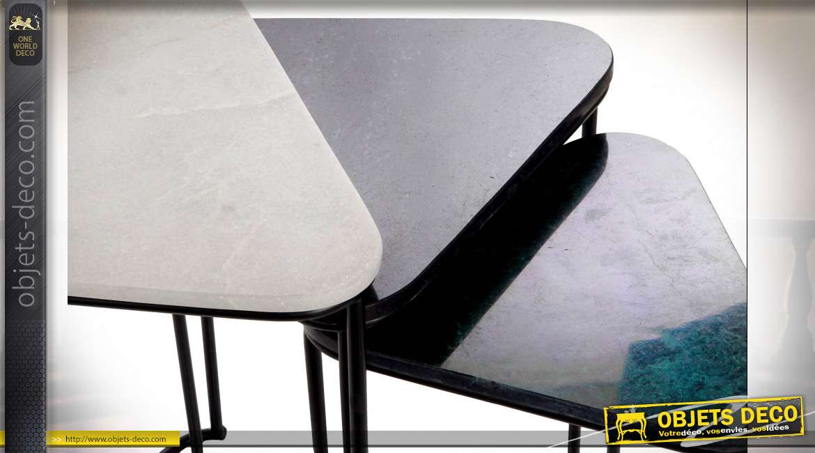 Série de trois tables auxiliaires gigognes en marbre finition beige et noire, style design moderne, 58cm