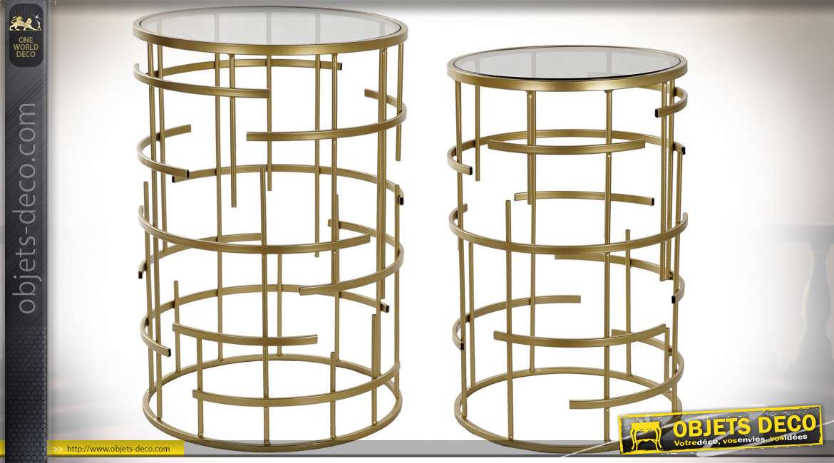 Série de deux tables d'appoint design en verre et métal finition dorée, style moderne chic, 61cm
