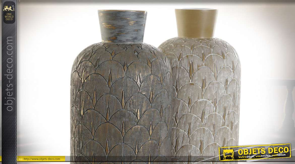 Série de deux grands vases bicolores en résine gravée de motifs géométriques style moderne chic, 68cm