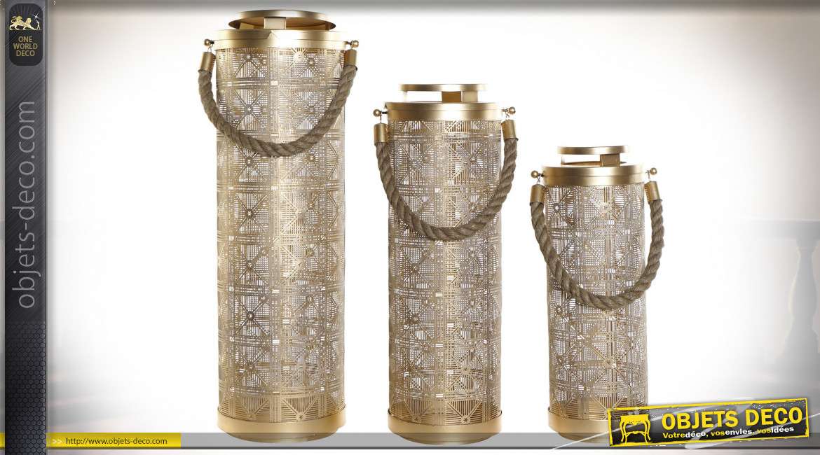 Série de trois lanternes de forme cylindrique en métal finition dorée style moderne chic, 66cm