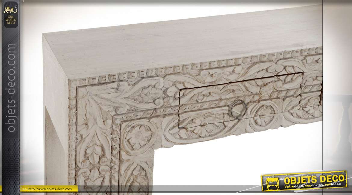 Console en bois de manguier sculpté de motifs floraux style indien, patine blanche vieillie, 140.5cm