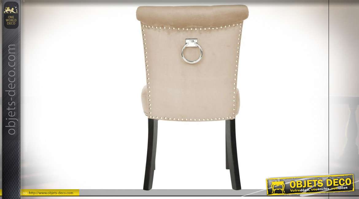 Chaise de style classique finition velours beige, clous de tapissier et anneau argentés, 59cm