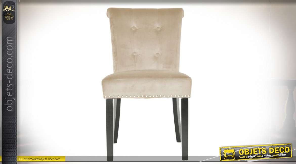 Chaise de style classique finition velours beige, clous de tapissier et anneau argentés, 59cm