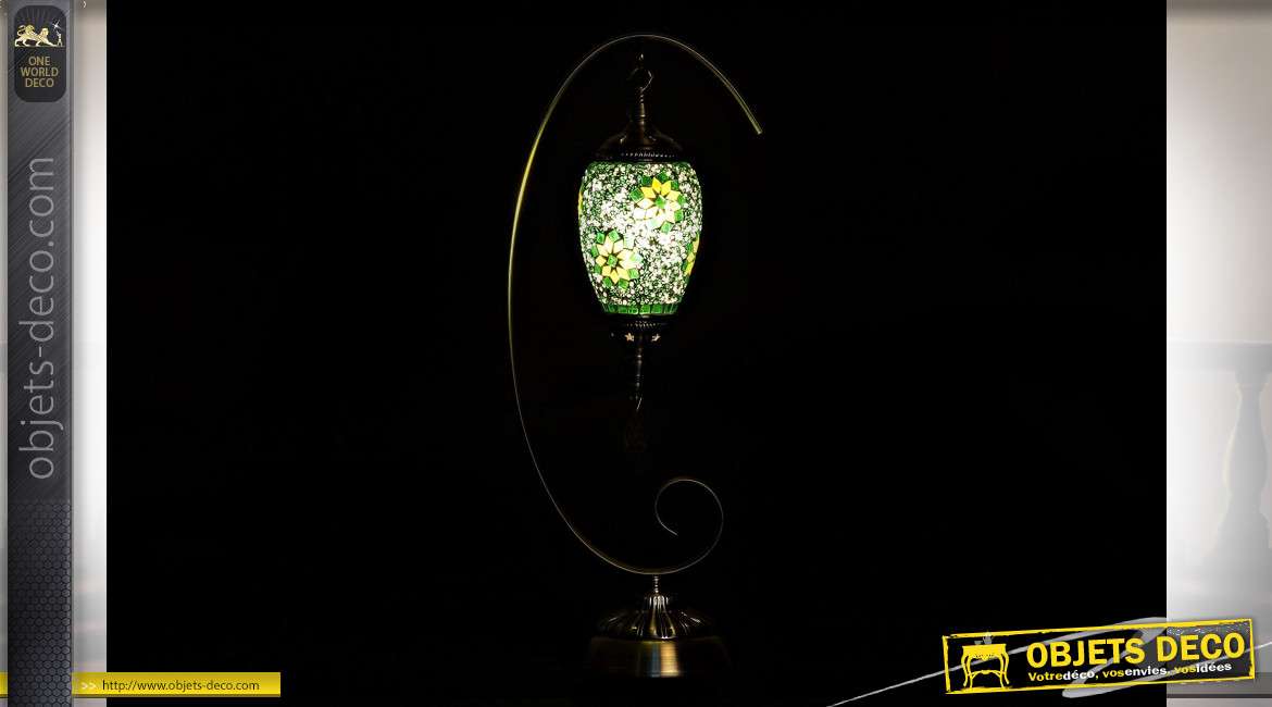 Série de deux lampes à poser esprit lanterne orientale suspendue en mosaïque, pied en métal finition laiton, 56cm