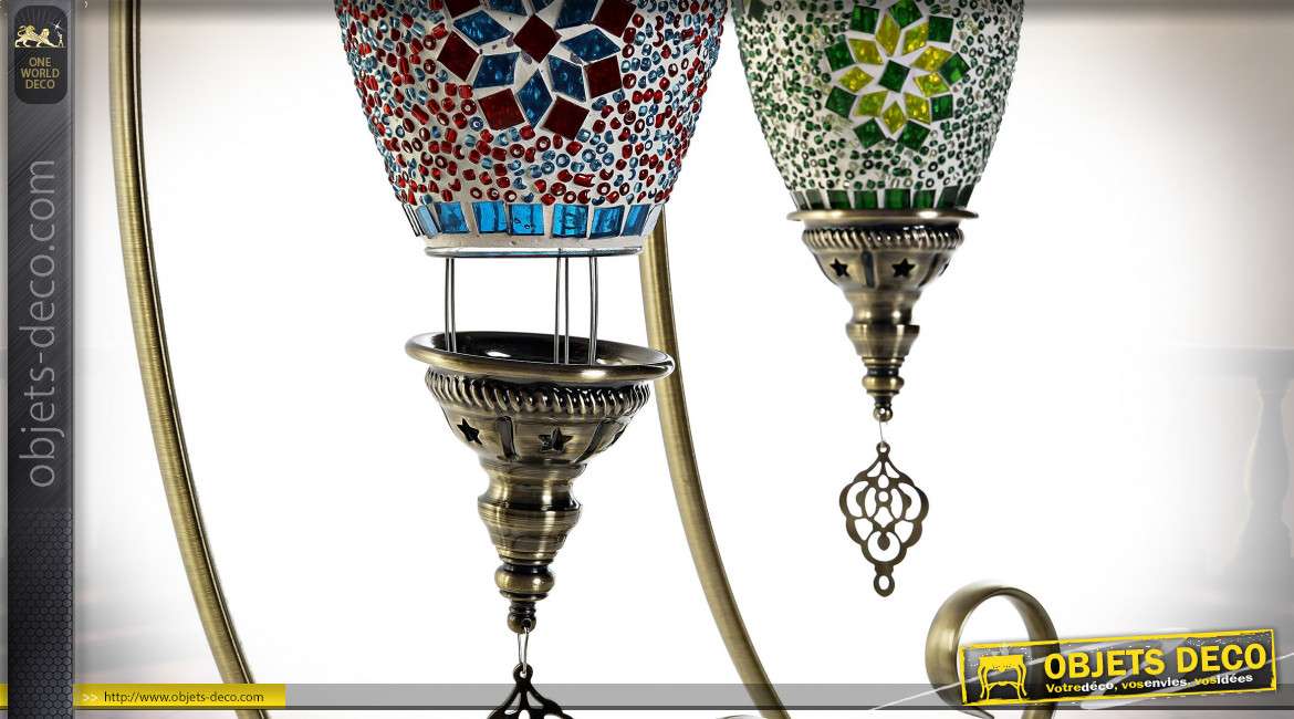 Série de deux lampes à poser esprit lanterne orientale suspendue en mosaïque, pied en métal finition laiton, 56cm