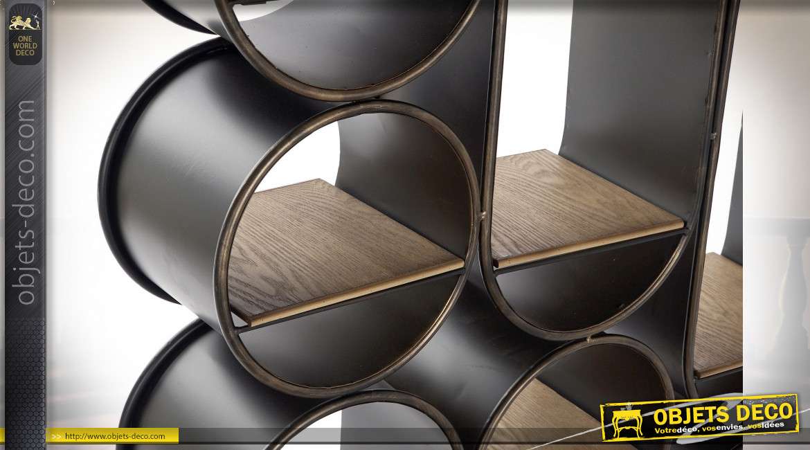 Étagère de style industriel effet cylindres noirs superposés, tablettes en bois finition brun clair, 151cm