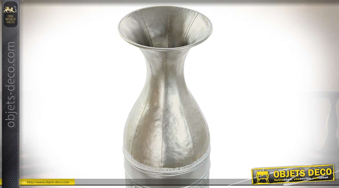 Grand vase décoratif pour fleurs sèches en métal perforé finition argentée blanchie, 92cm