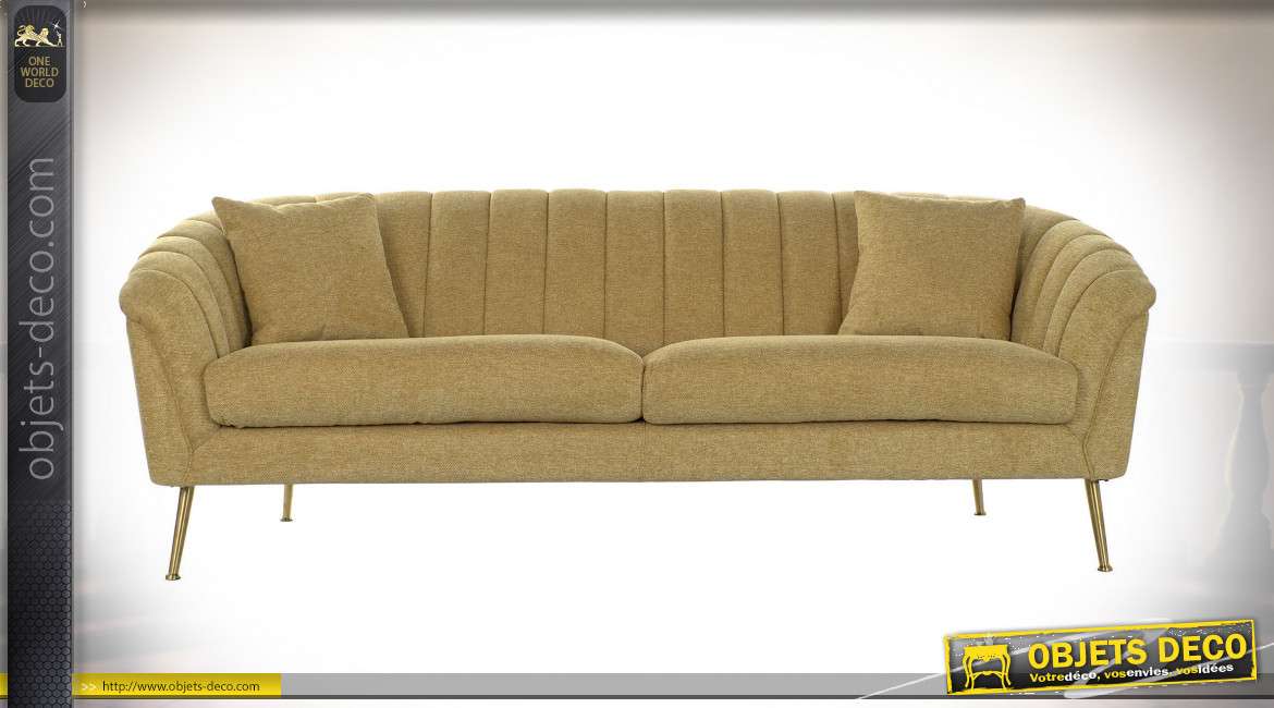 Grand canapé en tissu effet broderie point de croix finition jaune moutarde, pieds couleur laiton de style rétro, 225cm