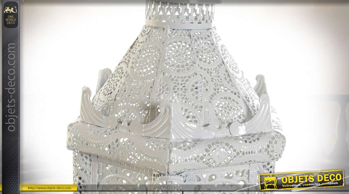 Lanterne électrifiée en métal perforé esprit moucharabieh, finition blanche de style romantique, 50cm