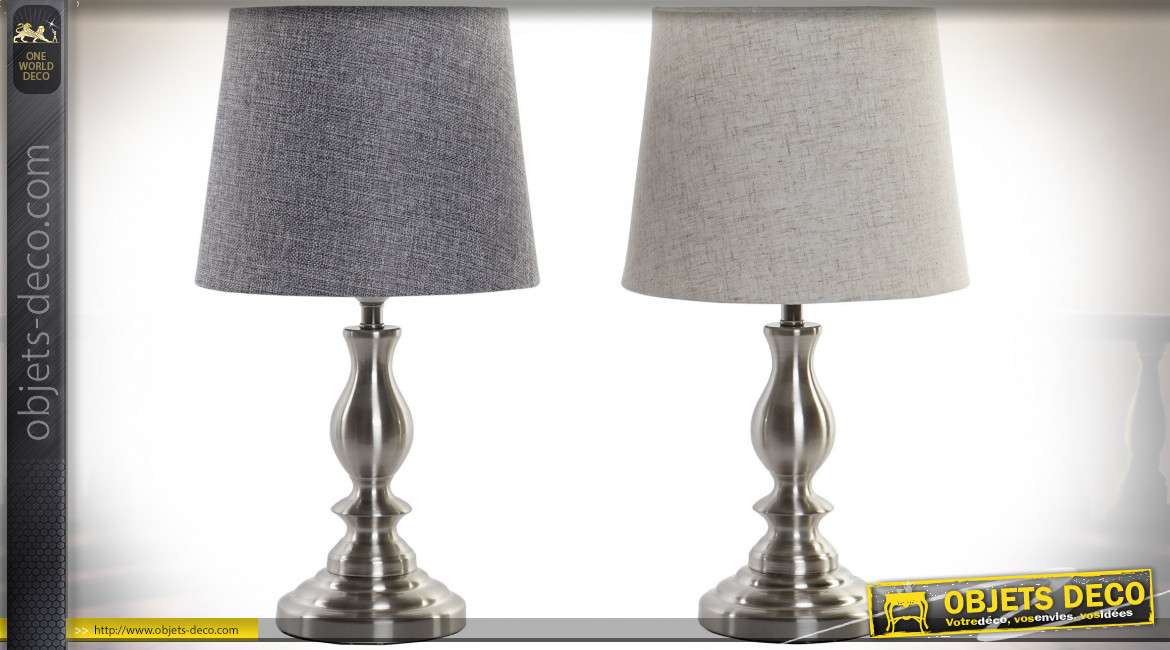 Série de deux lampes de chevet de style moderne en métal argenté, abats jour en lin beige et gris, 25cm