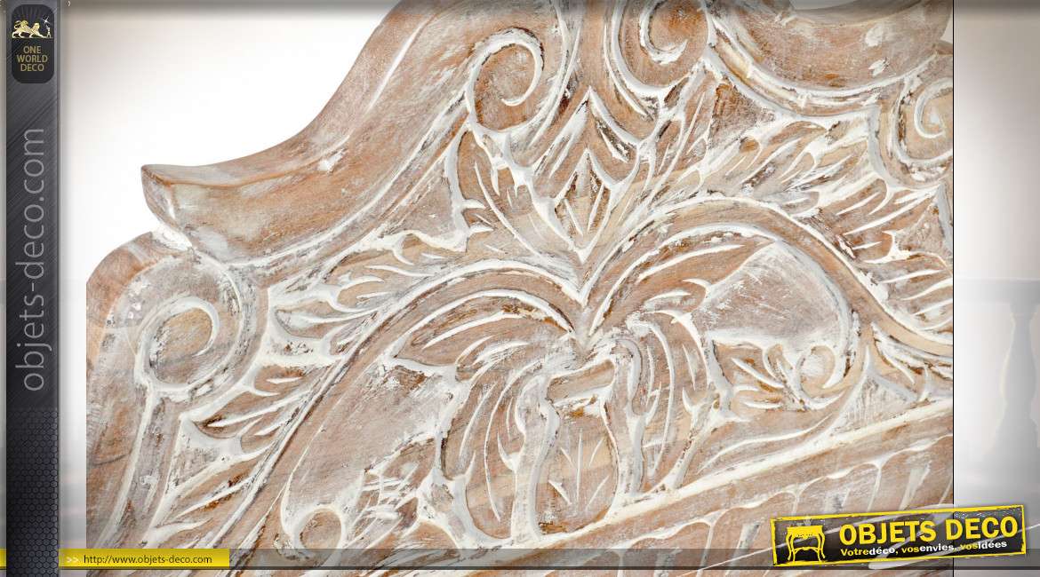 Fauteuil de style classique en bois d'acacia sculpté finition chêne clair blanchi, assise en polyester brun, 88.5cm