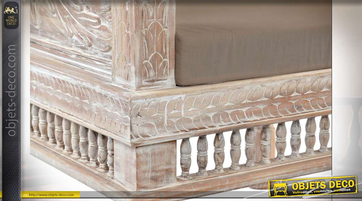 Fauteuil de style classique en bois d'acacia sculpté finition chêne clair blanchi, assise en polyester brun, 88.5cm