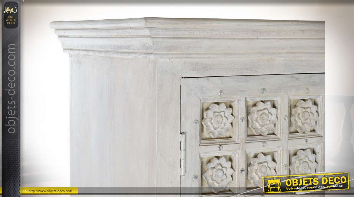 Armoire en bois patine blanche sur petits pieds tournés, façades de portes sculptées de motifs floraux esprit romantique, 180cm