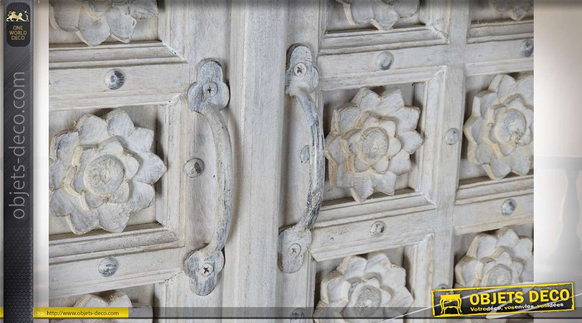 Armoire en bois patine blanche sur petits pieds tournés, façades de portes sculptées de motifs floraux esprit romantique, 180cm