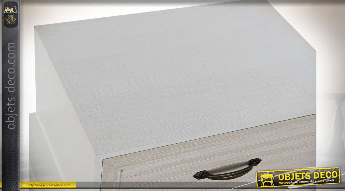 Commode déstructurée à quatre tiroirs en bois de pin, finition blanche style campagne chic moderne, 70.5cm