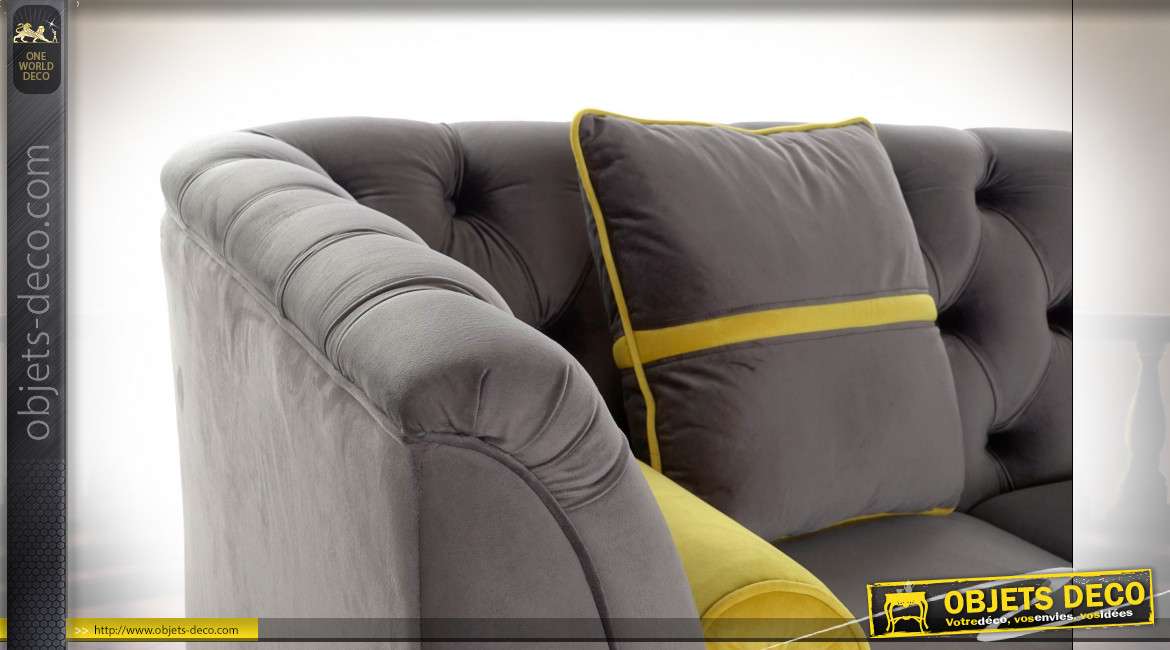 Canapé capitonné 3 personnes en velours finition gris foncé et coussins jaune moutarde ambiance contemporaine, 230cm