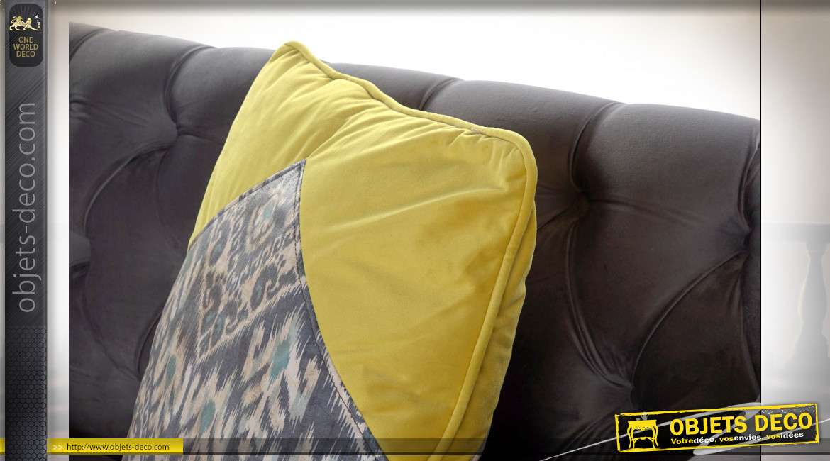 Canapé capitonné 3 personnes en velours finition gris foncé et coussins jaune moutarde ambiance contemporaine, 230cm