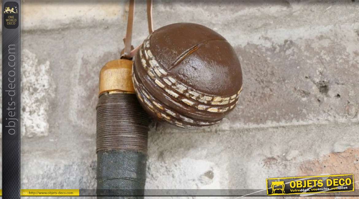 Reproduction d'une batte et d'une balle de cricket en bois finition vintage, décoration d'esprit britannique, 82cm