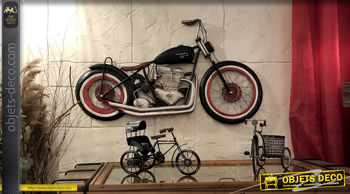Grande moto en métal, finition charbon et rouge vif, ambiance atelier, 98cm