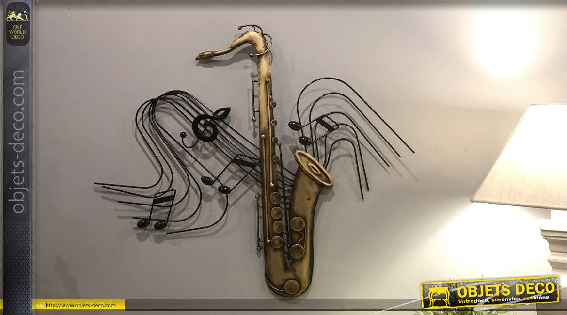 Représentation d'un saxo mural en finition doré ancien, portée de musique en fond, ambiance solfège et instrument à vent, 67cm