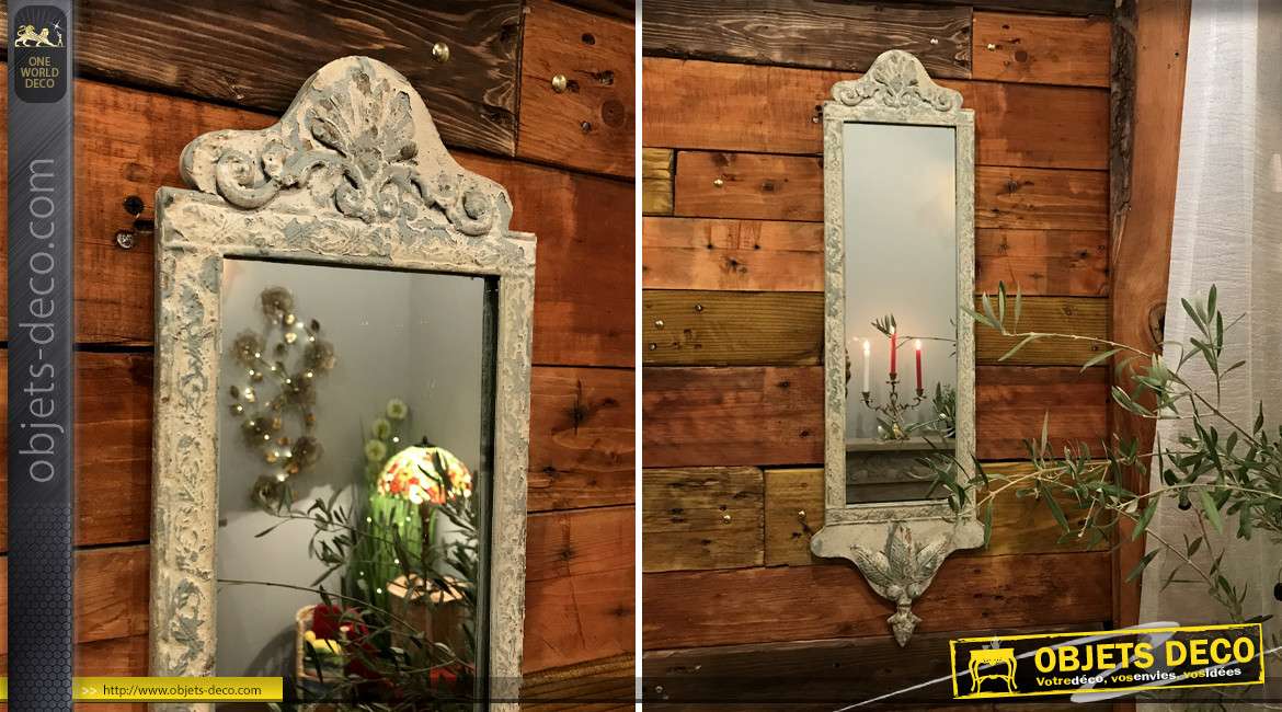 Miroir vertical avec encadrement en métal finition vieilli, effet écaillé crème ancien avec coquille baroque, 72cm
