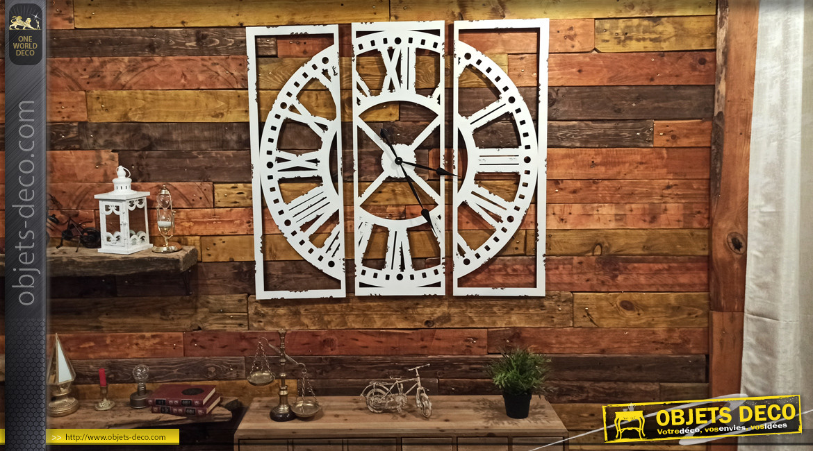 Grande horloge en métal version tryptique, finition blanche avec éclats de peinture, style vintage de 100x100cm
