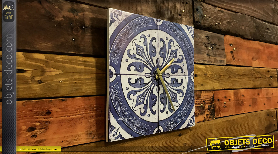 Horloge murale en bois impression vieux carreaux de ciment finition bleue, aiguilles dorées, 30x30cm