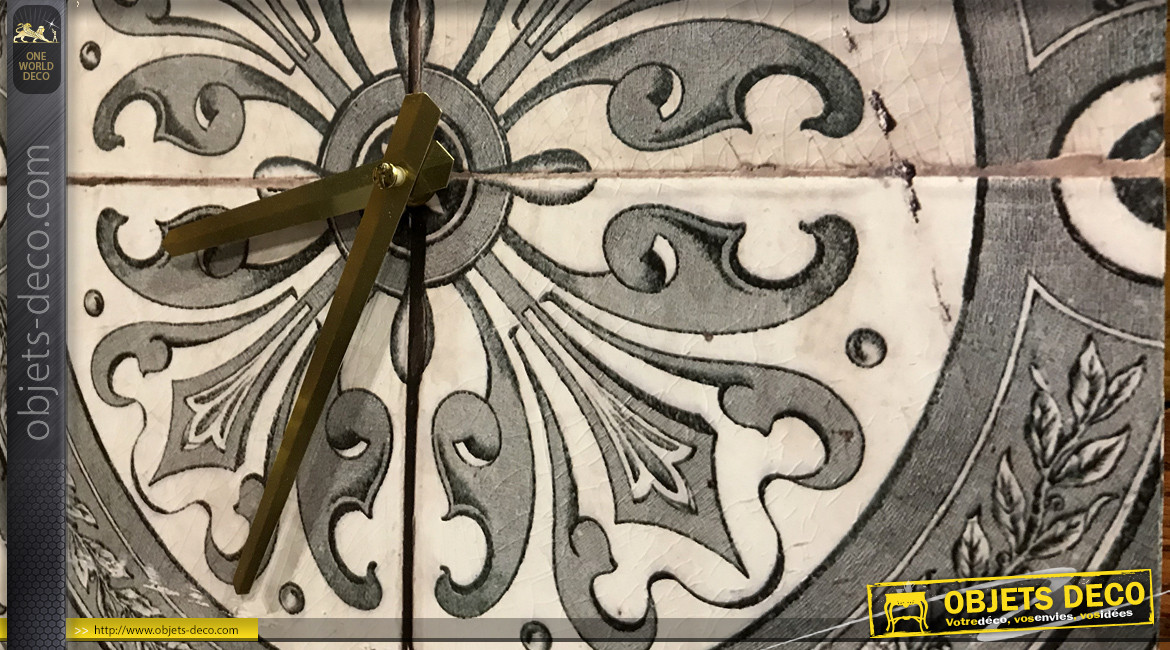 Horloge décorative en bois de forme carrée avec fond motif carreaux de ciment gris, ambiance vintage 30x30cm