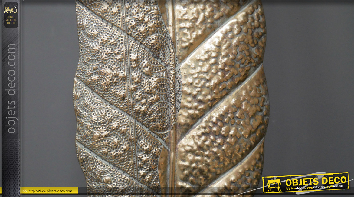 Grande feuille en métal montée sur socle, finition vieux doré et reflets bronze, esprit moucharabieh, 114cm