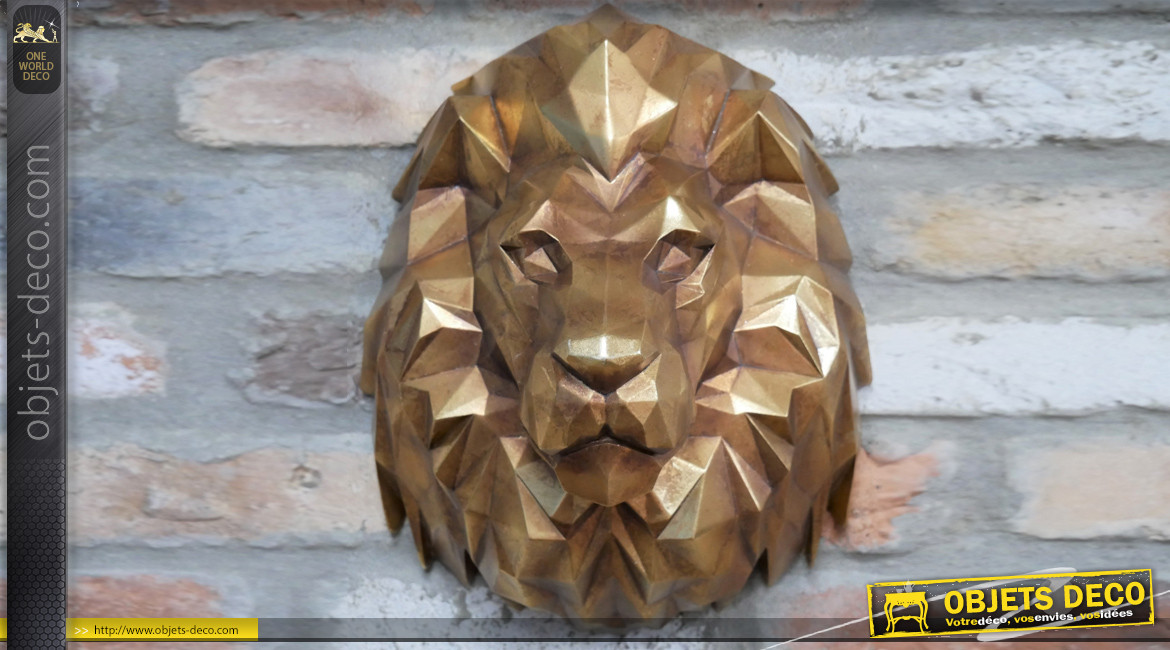 Trophée tête de lion mural en résine, esprit origami géométrique, finition doré vieux laiton, 36cm