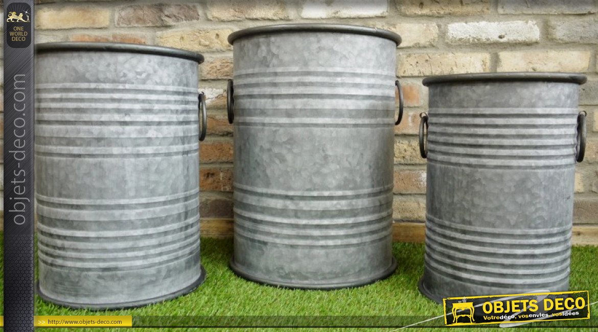 Série de trois caches pots en métal type zinc vieilli, esprit baril de ferme avec anses, Ø38cm