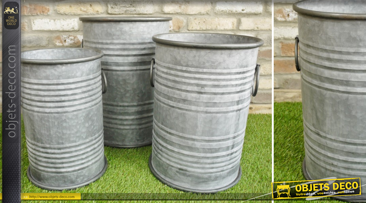 Série de trois caches pots en métal type zinc vieilli, esprit baril de ferme avec anses, Ø38cm