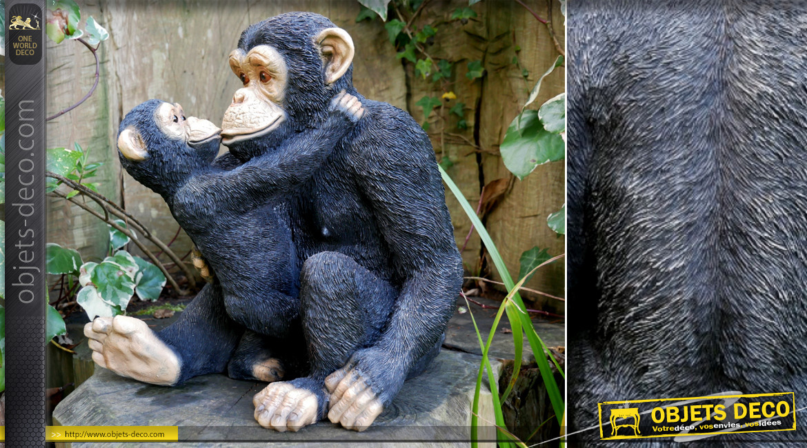 Représentation de maman gorille et de son gorillon en résine, finition charbon et reflets argentés, 35cm