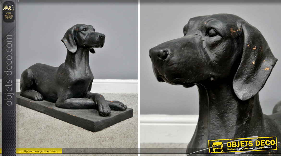 Statue de chien sur socle en résine, 80cm de long, finition noir charbon effet ancien, ambiance vieille demeure