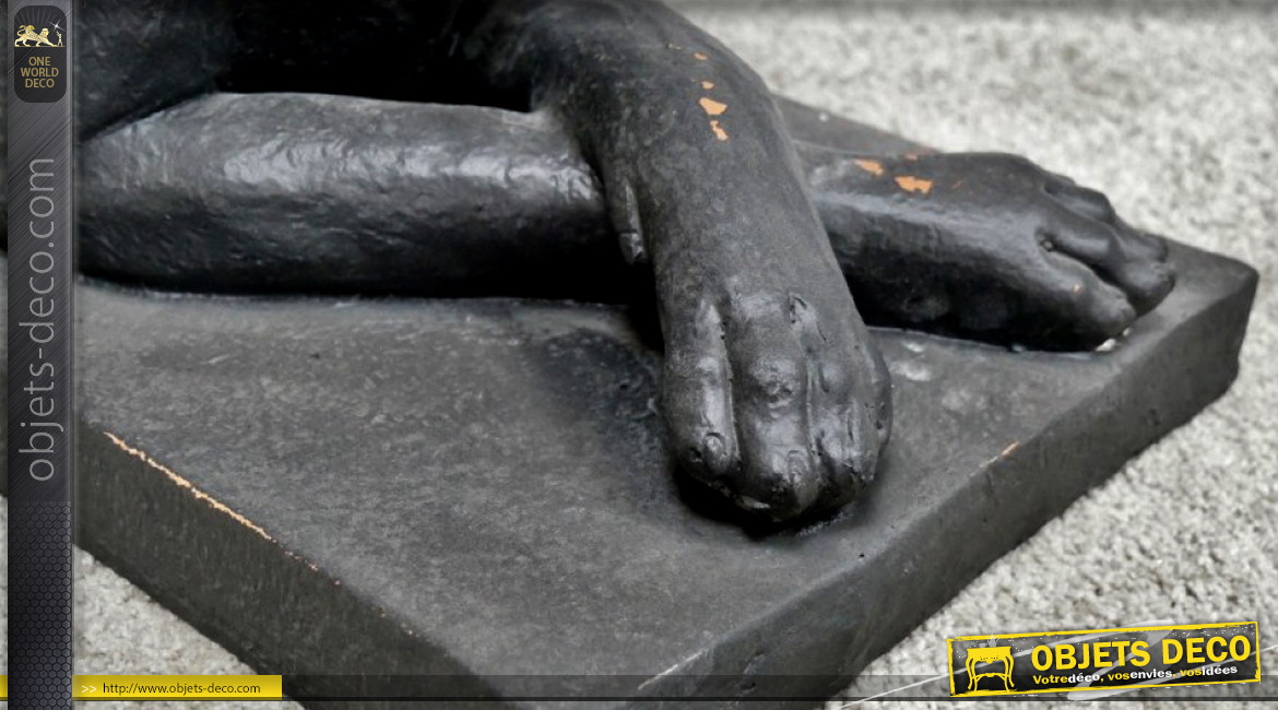 Statue de chien sur socle en résine, 80cm de long, finition noir charbon effet ancien, ambiance vieille demeure
