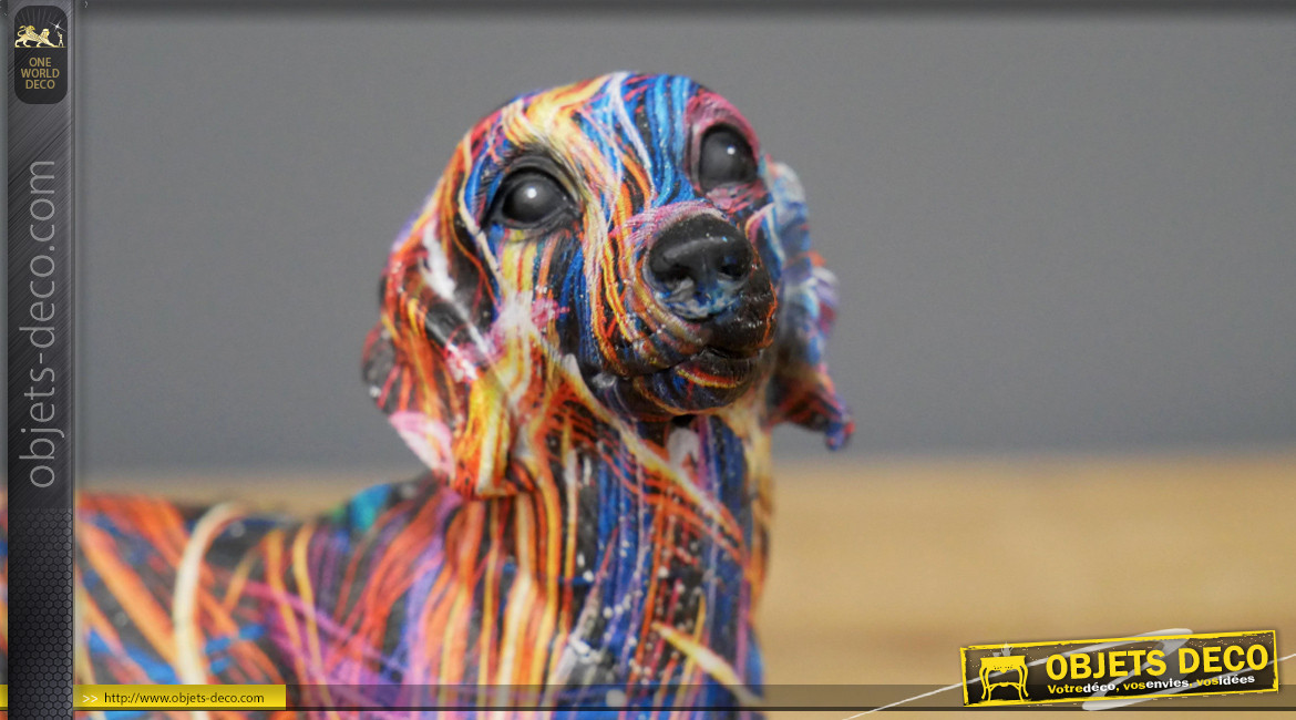 Mini chien saucisse en résine aux finitions brillantes, design coloré pour ambiance contemporaine, 13cm