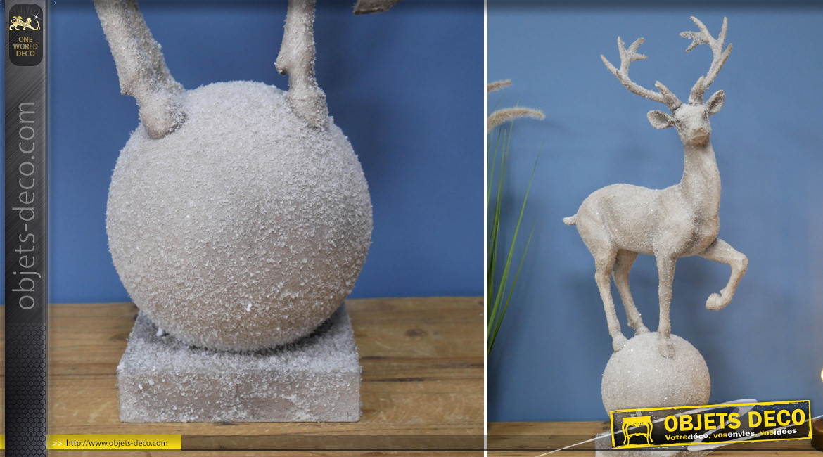 Grande sculpture en résine d'un cerf monté sur base ronde, décoration de charme finition effet neige, 70cm