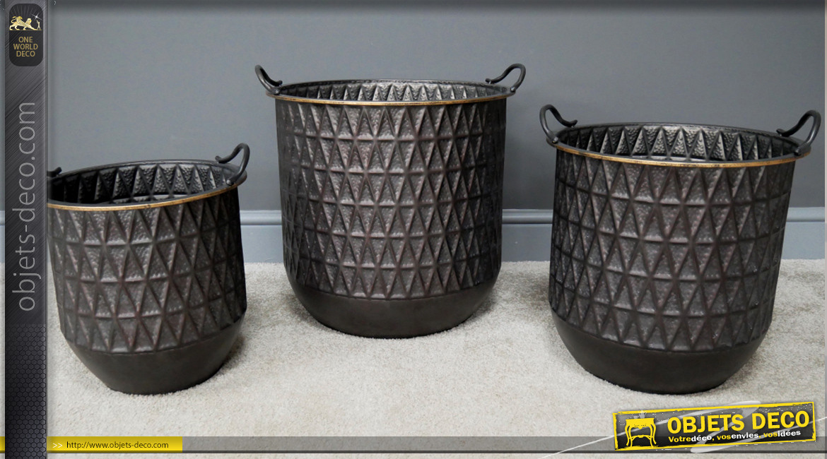 Série de trois jardinières cache-pots en métal avec anses de transport, finition anthracite et rebords laiton, Ø45cm