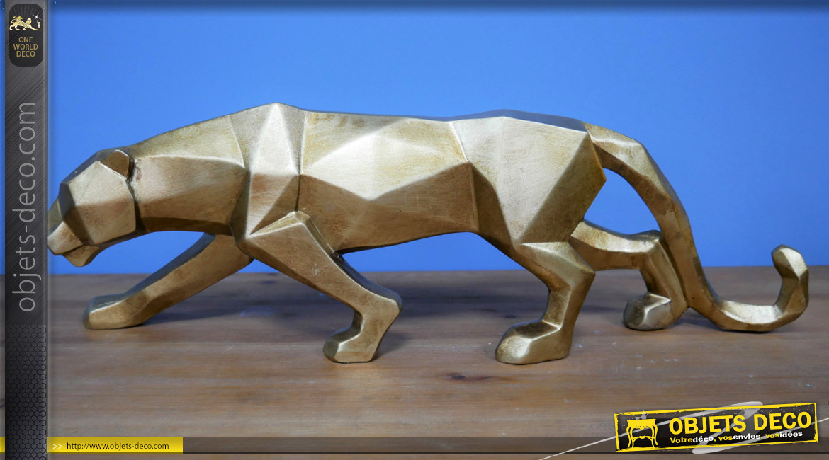 Représentation d'un léopard en résine finition vieux doré effet brossé, ambiance géométrique moderne, 46cm