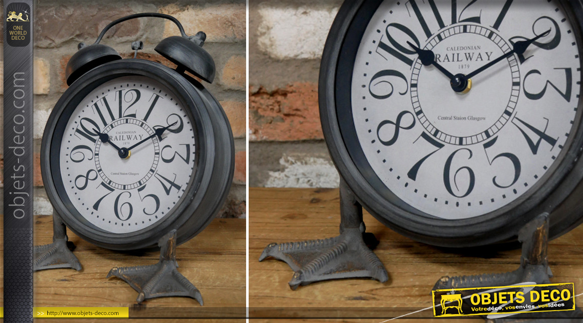 Horloge en métal en forme de réveil sur pattes, finition noir charbon effet blanchi vieilli, 32cm