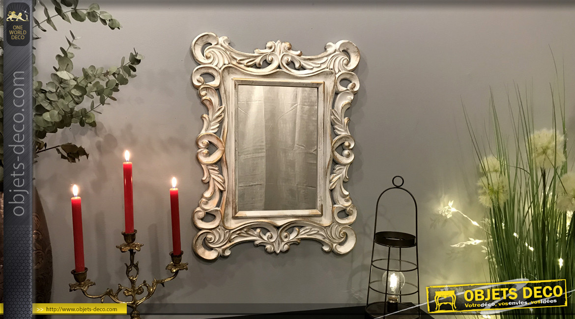 Miroir rectangulaire de style boroco romantique, finition blanc effet ancien avec reflets dorés, ambiance chic, 65cm