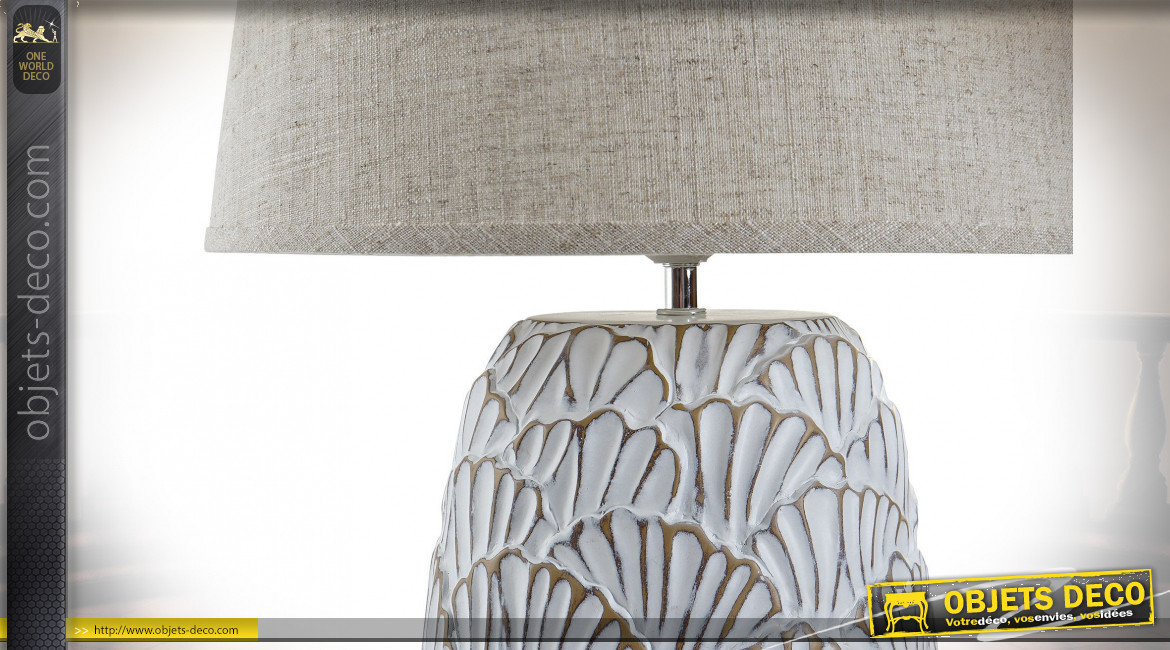 Lampe de table en résine patine blanc vieilli motifs en relief de style moderne, 52cm