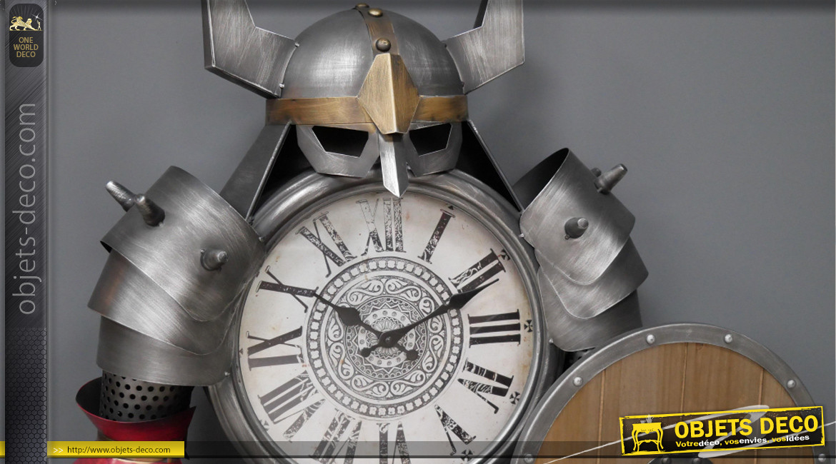 Horloge très originale en métal représentant un guerrier avec marteau et bouclier, finition anthracite effet brossé, ambiance industrielle, 86cm