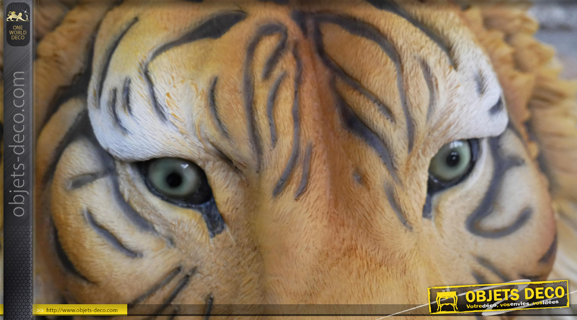 Trophée mural en résine représentant un tigre de Sumatra au regard perçant, finition colorée chaude, ambiance safari, Ø50cm