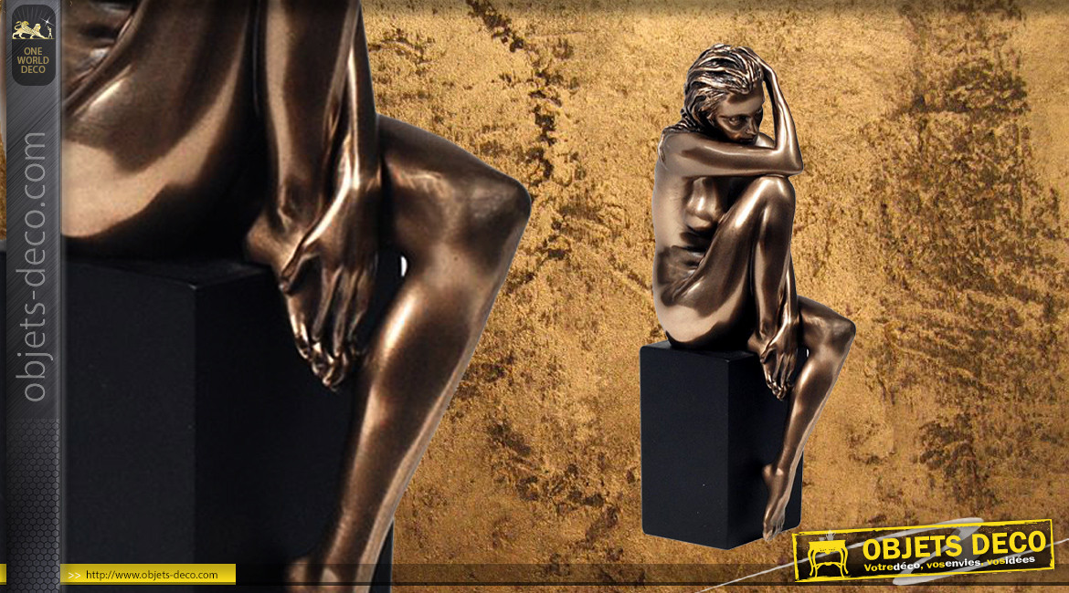 Pensive et Songeuse, représentation d'une femme nue assise sur un piédestal, en résine finition bronze doré, collection Nudités, 20cm